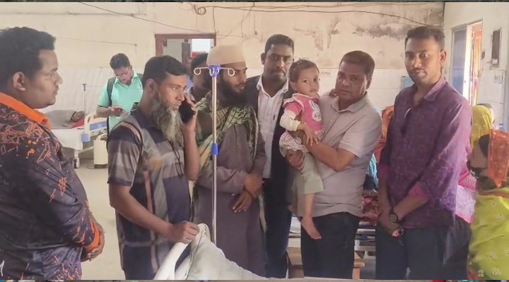 নিয়ামতপুরে অসুস্থ ফাতেমার খোঁজখবর নিলেন বিএনপি নেতা
