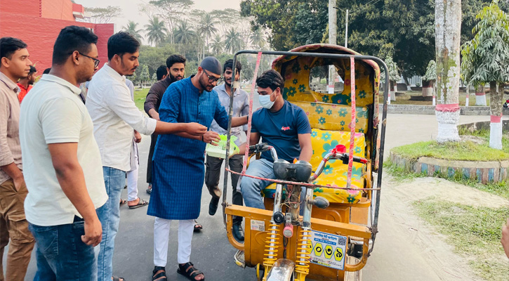 বাকৃবির ছিন্নমূল মানুষের মাঝে ইফতার বিতরণ