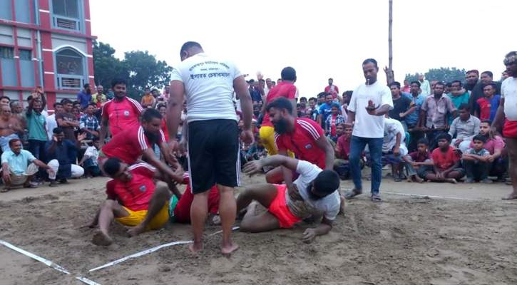 ফরিদপুরে ঐতিহ্যবাহী হাডুডু খেলা, দর্শকদের ঢল