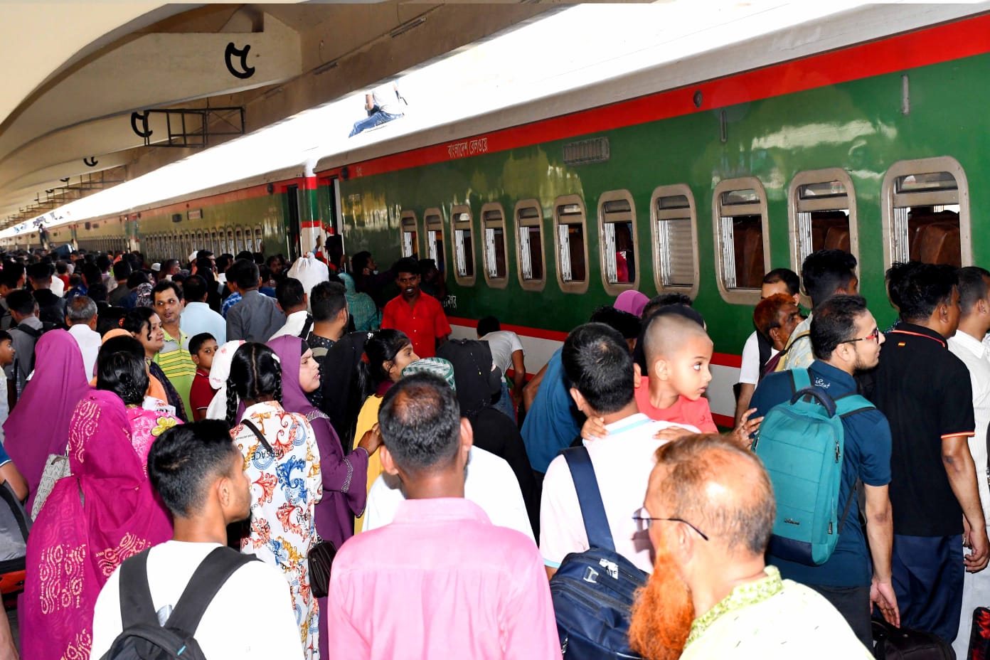 ঈদযাত্রা: বাস টার্মিনাল ও রেল স্টেশনে ঘরমুখো মানুষের ঢল
