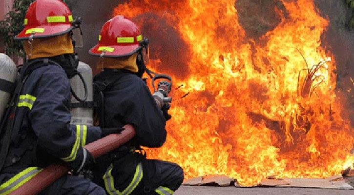 গুলিস্তানে মার্কেটে আগুন, নিয়ন্ত্রণে ১১ ইউনিট