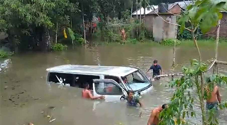 প্রবাসীকে আনতে গিয়ে সড়ক দুর্ঘটনায় একই পরিবারের ৭ জন নিহত