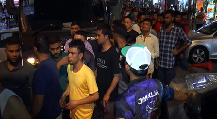 মালয়েশিয়ায় মধ্যরাতের অভিযানে  ৪০০ বাংলাদেশিসহ গ্রেপ্তার ৭৭০