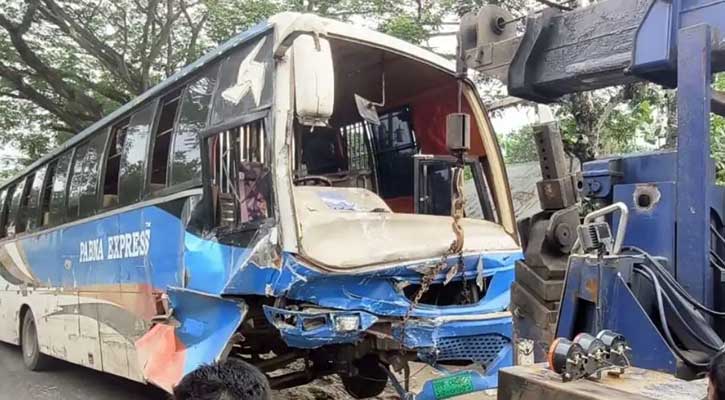 পাবনায় বাস-অ্যাম্বুলেন্সের মুখোমুখি সংঘর্ষে নিহত ৩