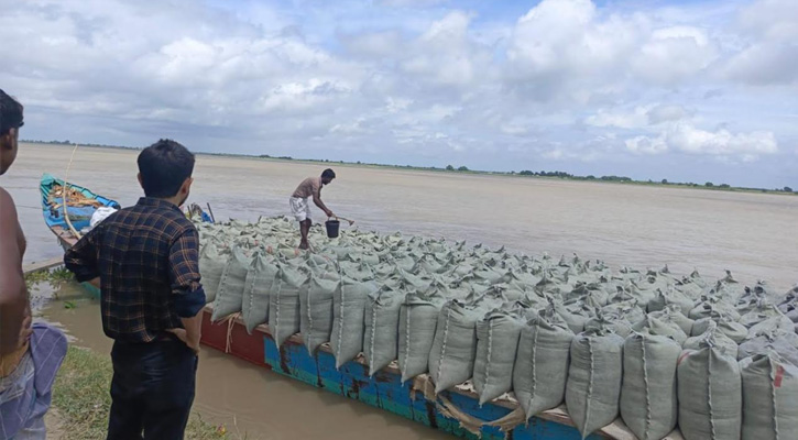 চরভদ্রাসনে প্রশাসনের উদ্যোগে পদ্মা নদীর ভাঙন ঠেকাতে জিও ব্যাগ ফেলা শুরু