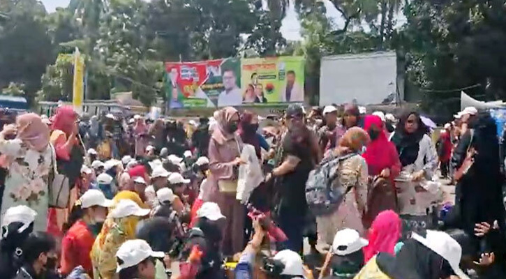 স্থায়ী ক্যাম্পাসের দাবিতে টেকনিক্যাল মোড়ে শিক্ষার্থীদের অবরোধ