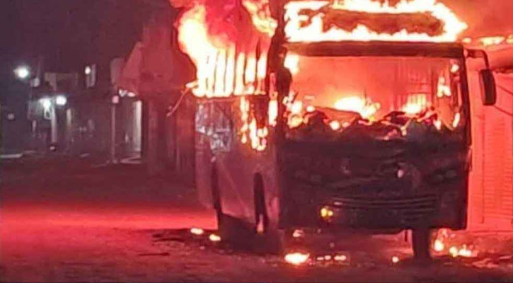 ফুলবাড়িয়ায় বাসে অগ্নিসংযোগ, দগ্ধ হয়ে  চালক নিহত