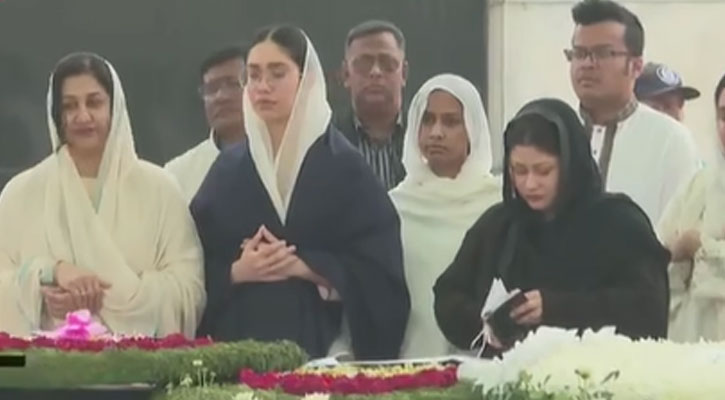 বেগম জিয়ার সমাধিতে নাতনি জাইমাসহ পরিবারের সদস্যদের শ্রদ্ধা