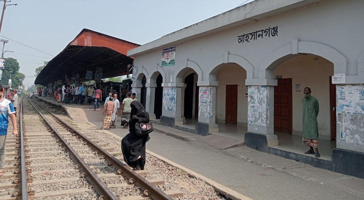 আত্রাইয়ে ট্রেনে কাটা পড়ে অজ্ঞাত যুবকের মৃত্যু