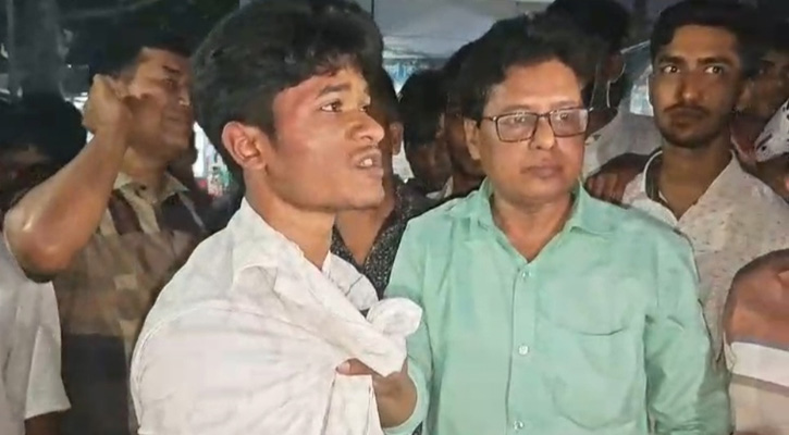 ভুয়া ডিবি পরিচয়ে চাঁদাবাজির সময় স্থানীয় জনতার হাতে আটক শিক্ষার্থী