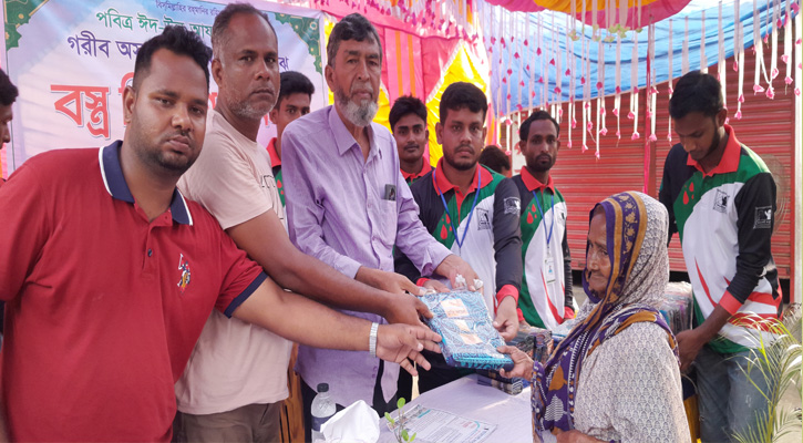 পীরগঞ্জে শাড়ি ও লুঙ্গি বিতরণ