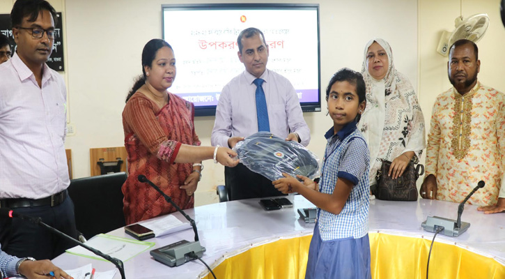 শ্রীপুরে শিক্ষার্থীদের মাঝে বাইসাইকেল, সেলাই মেশিন ও স্কুল ব্যাগ বিতরণ