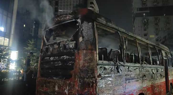 রাজধানীর মহাখালীতে চলন্ত বাসে আগুন