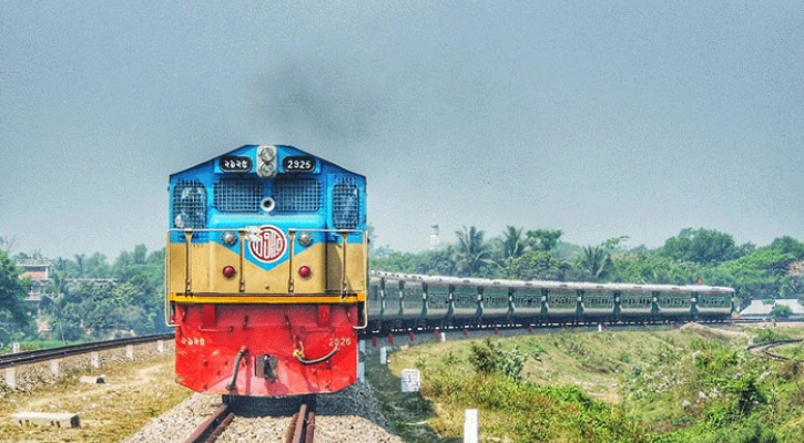 খুলনায় ট্রেন-ট্রাক সংঘর্ষে রেল যোগাযোগ বন্ধ, হতাহতের শঙ্কা