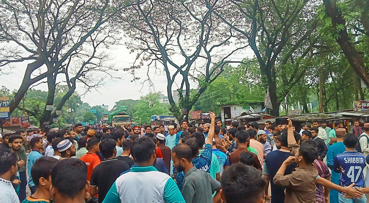 এনসিপির সমাবেশে হামলার প্রতিবাদে ইবিতে বিক্ষোভ, সড়ক অবরোধ