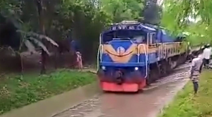 রেললাইনে হাঁটু পানি, ২ ঘণ্টা বিলম্বে ছেড়ে গেছে বনলতা ট্রেন