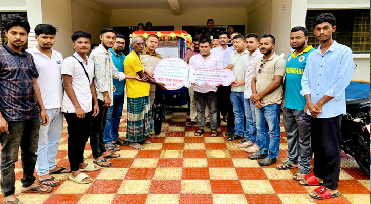 ঝিনাইগাতীতে প্রতিবন্ধী রফিকুলকে অটোরিকশা প্রদান