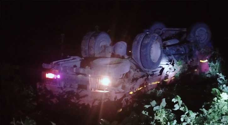 ঘোড়াশালে ট্রেনের ধাক্কায় ট্রাক উল্টে পড়ল বিলে