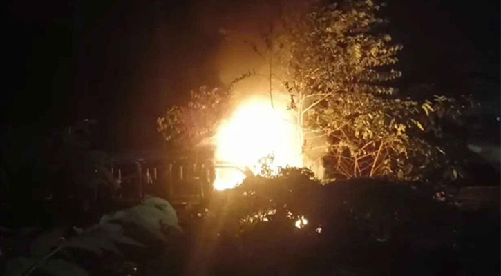 কেরানীগঞ্জ থানায় গাড়িতে আগুন