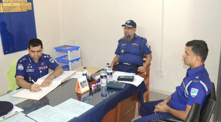 নড়াইল জেলা পুলিশের কোর্ট পরিদর্শন করলেন অতিরিক্ত ডিআইজি