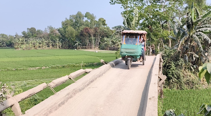 মাদারগঞ্জে ব্রিজের দুই পাশে নেই রেলিং, ঝুঁকি নিয়ে চলছে যানবাহন