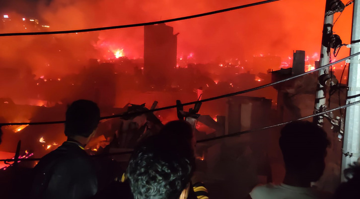 ৪ ঘণ্টা পার হলেও নিয়ন্ত্রণে আসেনি কড়াইল বস্তির আগুন