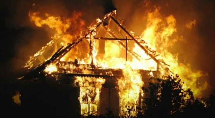 মান্দায় ভয়াবহ অগ্নিকাণ্ডে ১০ লক্ষাধিক টাকার ক্ষয়ক্ষতি