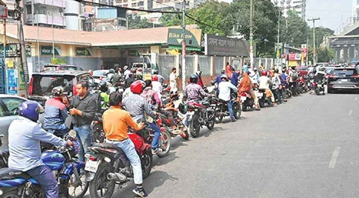 রাজধানীর ফিলিং স্টেশনগুলোতে আজও জ্বালানি তেলের জন্য দীর্ঘ লাইন