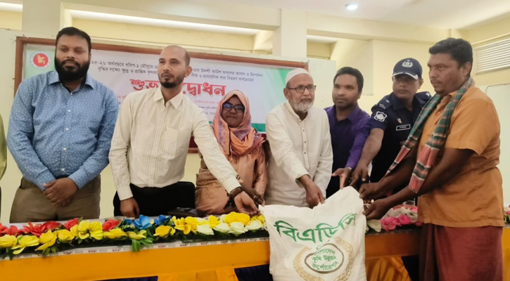 নিয়ামতপুরে প্রান্তিক কৃষকদের মাঝে বিনামূল্যে বীজ ও সার বিতরণ