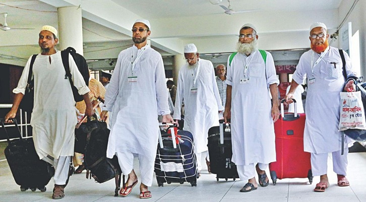 হজ শেষে দেশে ফিরেছেন ৫৪ হাজার ৩২৩ হাজি