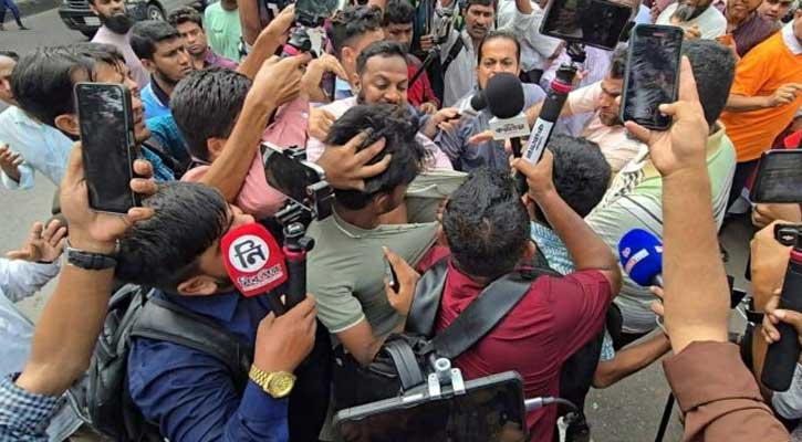 ধানমন্ডি ৩২ নম্বরে সাংবাদিকদের ওপর হামলা