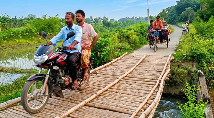 বাঁশের সাঁকোই ভরসা, দুর্ভোগে ৫-৬ গ্রামের মানুষ