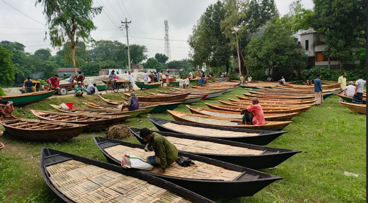 ফরিদপুরে বর্ষার বার্তা নিয়ে হাটে হাজির নৌকা
