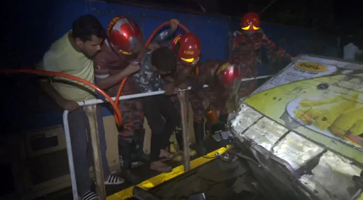 সিগন্যাল অমান্য করে সেতুতে অটোরিকশা-বাইক, ট্রেনের ধাক্কায় প্রাণ গেল ৩ জনের