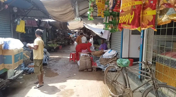 চরভদ্রাসনে চলাচলের ফুটপাত ও রাস্তা অবৈধভাবে দখল করে গড়ে উঠেছে সবজি বাজার