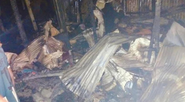 বোয়ালখালীতে আগুনে পুড়ে ছাই ৩ বসতঘর