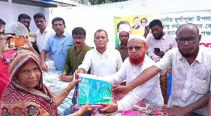 ভালুকায় শারদীয় দুর্গাপূজা উপলক্ষে হাতেম খানের উদ্যোগে  উপহার বিতরণ