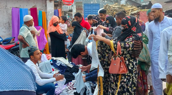 ঘোড়াশালের ফুটপাতে শীতবস্ত্র কিনতে ক্রেতাদের ভিড়