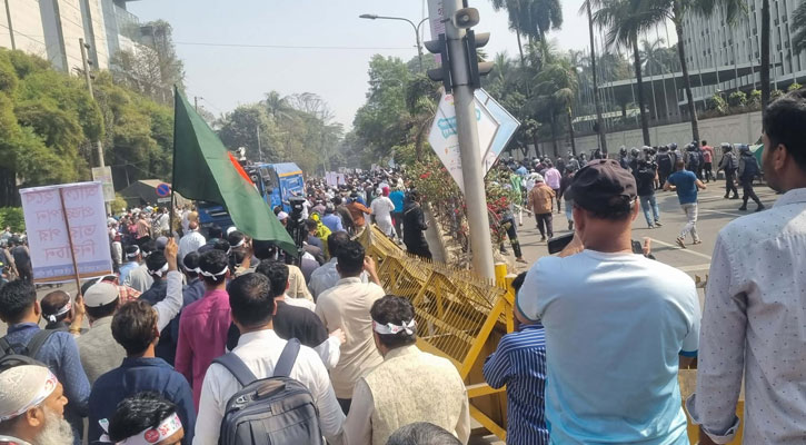 ৯ম পে-স্কেলের গেজেট দাবিতে যমুনামুখী সরকারি কর্মচারীরা