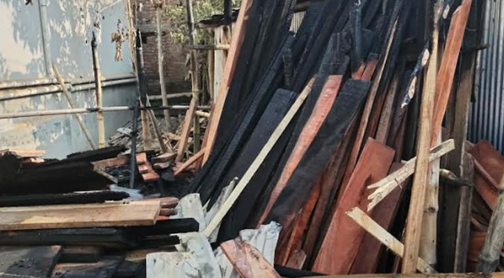আগুনে পুড়ল ফার্নিচারের দোকান, ক্ষতি প্রায় ৩ লাখ টাকা