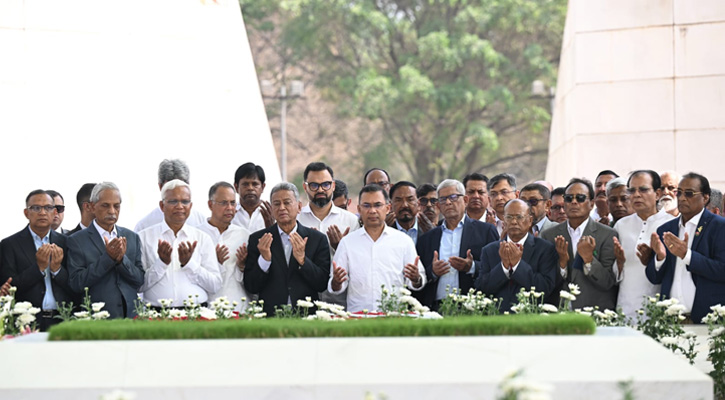 জিয়াউর রহমান ও খালেদা জিয়ার সমাধিতে প্রধানমন্ত্রীর শ্রদ্ধা