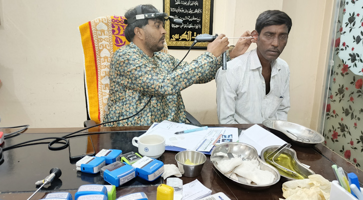 খ্যাতির মোহে শিকড় ভোলেননি ফরিদপুরের তরুণ চিকিৎসক