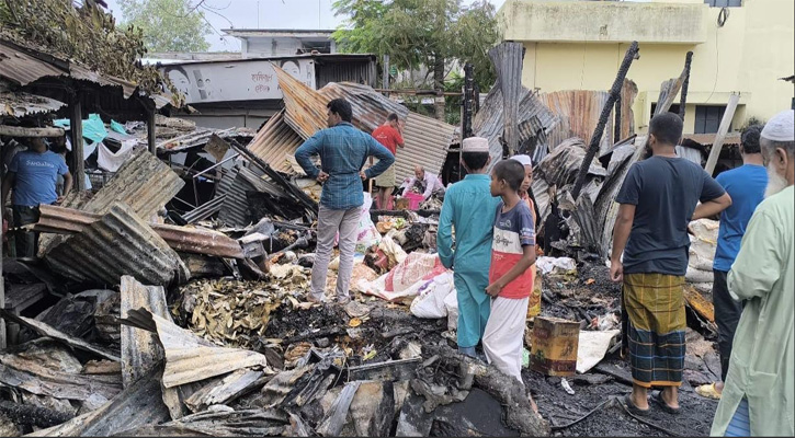 জীবননগরে মধ্যরাতে ভয়াবহ আগুনে পুড়ল ১১ দোকান, ক্ষয়ক্ষতির পরিমাণ প্রায় পৌনে ১ কোটি টাকা