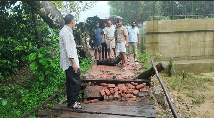 বোয়ালখালীতে বিকল্প কাঠের সেতু ভেঙে যোগাযোগ বিচ্ছিন্ন