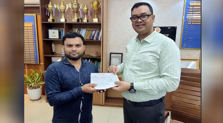 নওগাঁয় জমির মালিকদের হাতে ভূমি অধিগ্রহণের চেক প্রদান