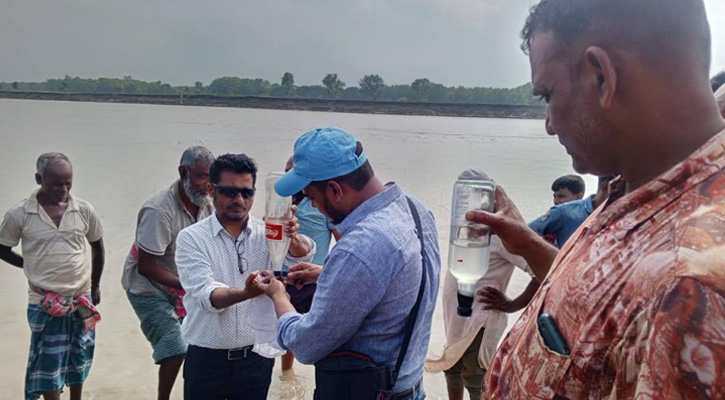 গোদাগাড়ীতে পদ্মা নদীর পাড়ে মিথেন গ্যাসের উপস্থিতি, তিন বোতল গ্যাস সংগ্রহ করল বাপেক্স