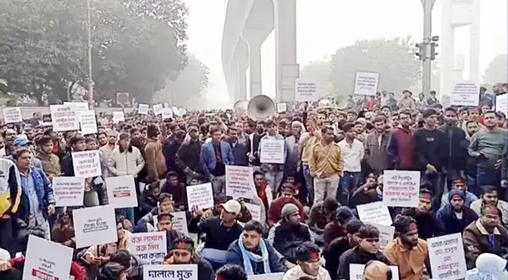 কারওয়ান বাজারে মোবাইল ব্যবসায়ীদের কর্মসূচিতে পুলিশের লাঠিচার্জ