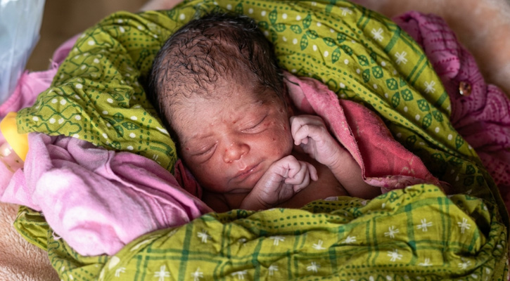 মাদারীপুরে মানসিক ভারসাম্যহীন নারীর কোলজুড়ে ফুটফুটে শিশু, মিলেনি বাবার পরিচয়