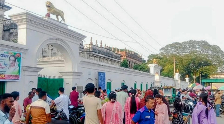 বালিয়াটি শতবর্ষী জমিদারবাড়িতে দর্শনার্থীদের উপচে পড়া ভিড়