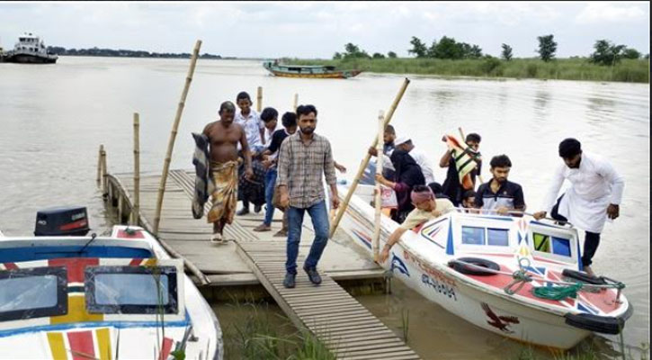 চরভদ্রাসনের গোপালপুর ও মৈনট ঘাট দিয়ে জীবনের ঝুঁকিতে পদ্মা পারাপার